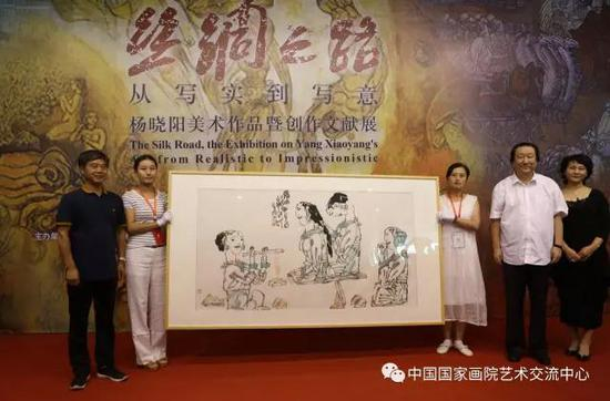 　　展览作者杨晓阳院长携夫人著名指挥家丁晓燕上台捐赠作品《晨妆》，河南省美术馆书记 高领接受捐赠