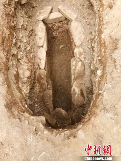 图为发掘的古墓。 孟克其其格提供