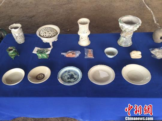 &nbsp;&nbsp;&nbsp;&nbsp;部分出土文物展示。　郝烨　摄