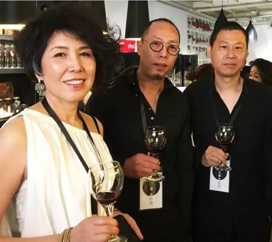 左起：艺术方位J&amp;Z Gallery艺术总监Teresa、 天津美术学院雕塑系副主任谭勋教授、总策展人车建全教授