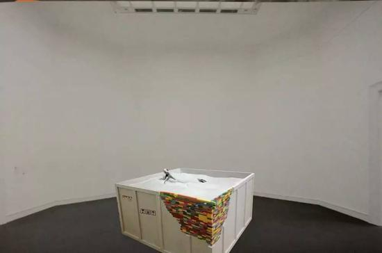 刘佩健丨阳光-绿叶-红花-木箱与爱丨综合材料丨1500x1500x900丨2017