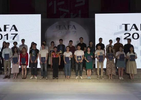 党委副书记蒋宗文同志为获奖同学颁奖及合影。