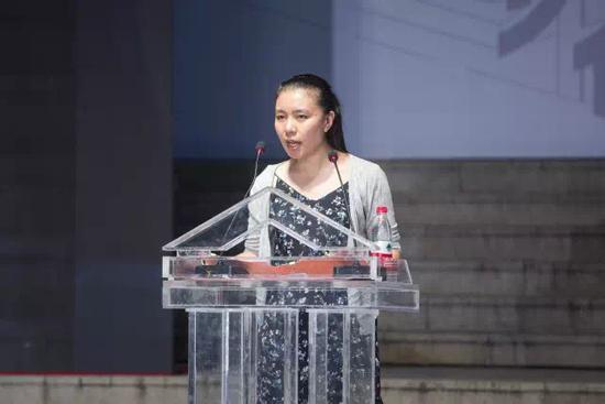 教务处副处长哈伊莎宣读“关于2017届学院奖的表彰决定”。