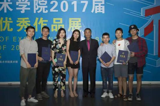 “在花园”2017届毕业生优秀作品展现场及院长邓国源和获奖学生的合影