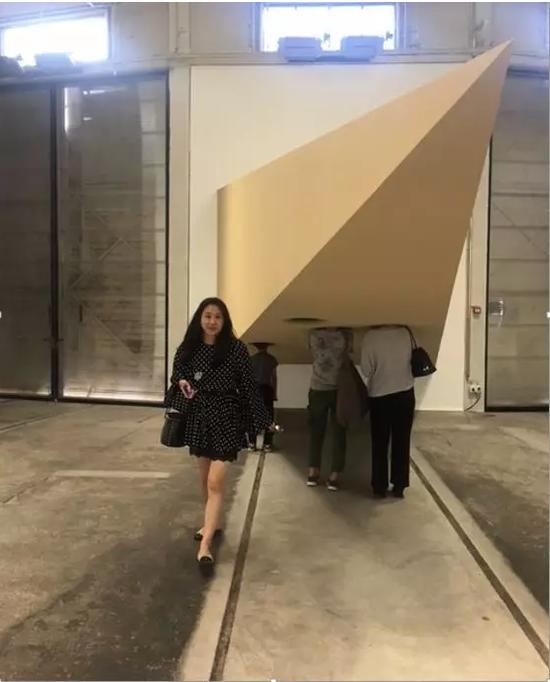 中国收藏家正在参观乌苏拉·沃斯位于圣加仑州的前火车站博物馆内乌苏拉·沃斯的收藏。图片：张然