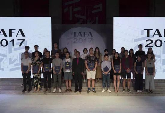 院长邓国源教授为获奖同学颁奖及合影。