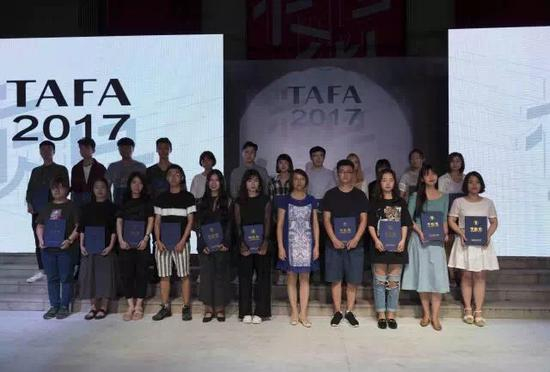 党委书记孙杰教授为获奖同学颁奖及合影。