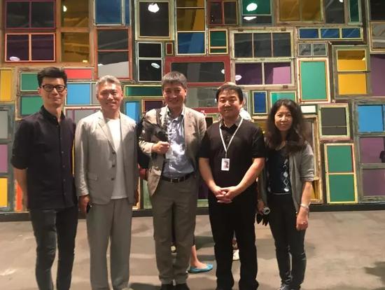 左起：前波画廊总监Dan Chen、前波画廊创始人茅为清、佩斯亚洲总裁冷林、艺术家宋冬与艺术家尹秀珍在巴塞尔“意象无限“中宋冬作品前。图片：张然