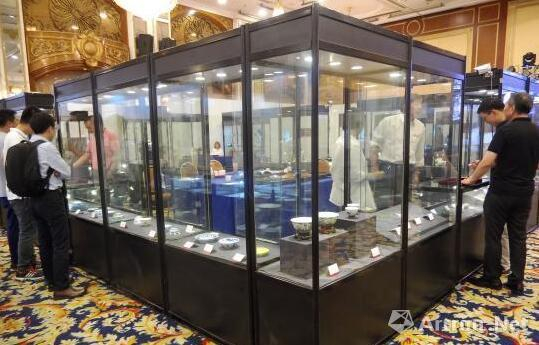 　　拍卖会现场预展。　陆尧　摄