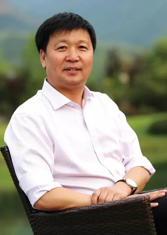 　　刘京闻，1967年生于山东陵县，现为中国书法家协会行书委员会委员，中国书协培训中心教授、书法工作室导师，清华大学美术学院特聘教授，河北省书法家协会主席团委员、副秘书长，廊坊市书法家协会主席。 　　作品多次入展全国书法展及兰亭奖，曾获全国第二届青年展二等奖，全国第三届扇面展一等奖，2013入选中国书协主办的“三名”工程，同时入选中国书协主办的“全国中青年60家”作品展，曾多次担任由中国书协主办的全国书法展览评委，2015年为中国书协主办的“中国书法公益大讲堂”专家组成员。