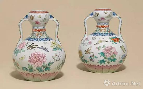 　　佳士得（纽约）乾隆粉彩花蝶纹如意耳葫芦尊1.3亿元成交