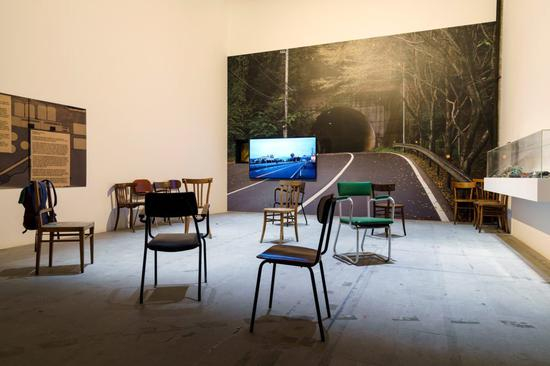 田中功起，《Of Walking in Unknown》，（2017）。行动文献，物品，HD 视频，彩色，声音，23‘26。57届威尼斯双年展，艺术万岁。摄影： Andrea Avezzù