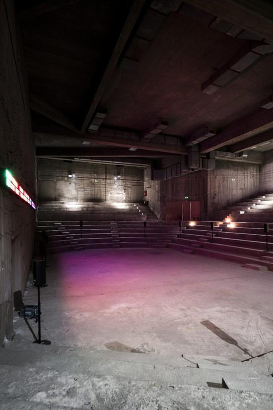 Emeka Ogboh，《The Way Earthly Things Are Going》，（2017），14届文献展雅典Conservatoire（Odeion）现场。图片：Mathias Völzke