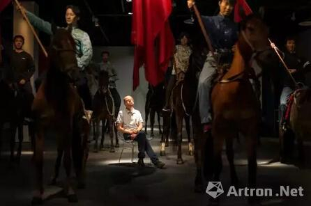 张大力与他的作品《风。马。旗》