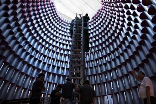 美国国家建筑博物馆内的艺术品“蜂巢”。来源：法新社。&nbsp;