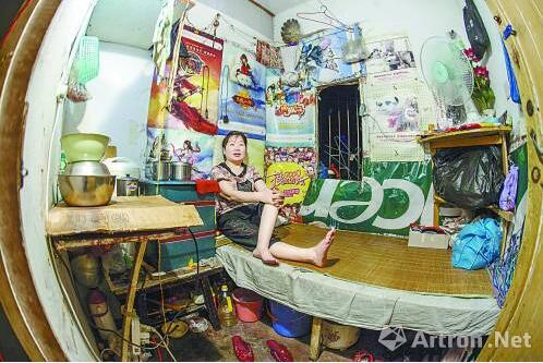 虢小球在小屋里