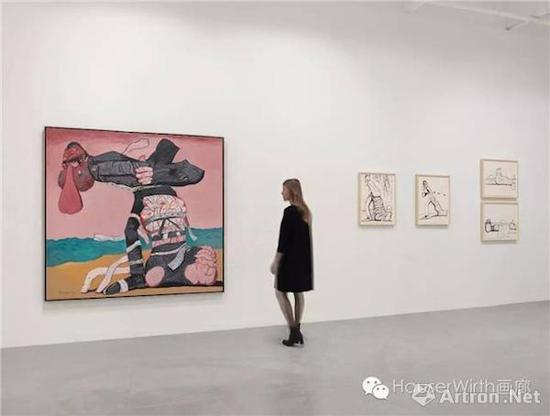 豪瑟沃斯纽约西22街空间菲利普-加斯顿‘黑暗中的笑声，1971及1975年的绘画’展览现场图。摄影：Genevieve Hanson，© 菲利普-加斯顿资产，图片：豪瑟沃斯