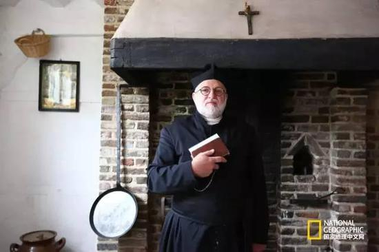 　　工作人员扮演的神父。