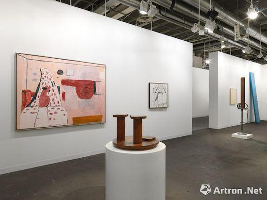 豪瑟沃斯画廊2017年巴塞尔博览会现场，左为菲利普-加斯顿作品。 © Courtesy of Hauser & Wirth