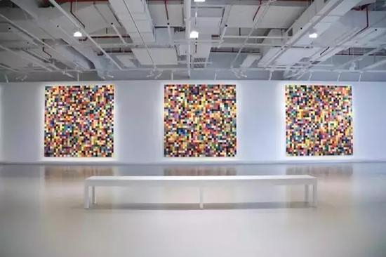 《4900种色彩》（4900 FARBEN）第七版在展览现场