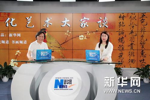 王其钧和主持人袁思陶在访谈现场