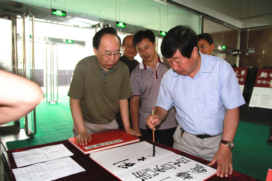 刘大为主席参加刘怀山画展