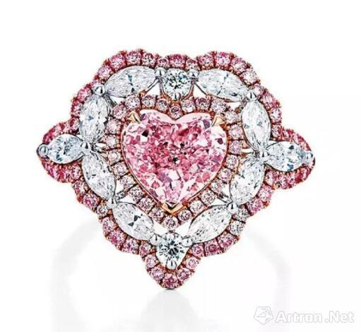 1.59克拉淡粉红色钻石配浓彩粉色钻石戒指