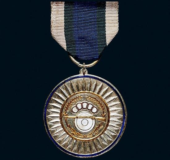 2017嘉德春拍的拍品“民国射击奖牌”，奖牌并非热门收藏品类，但良好的品相和设计感对于特定藏家也具有吸引力