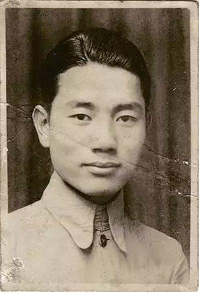 在国立艺专上学时留影（1941年）