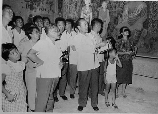 为邓小平同志讲解石窟（1981年8月）