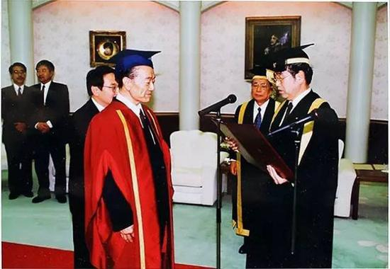 被日本创价大学授予名誉博士学位（1993年）