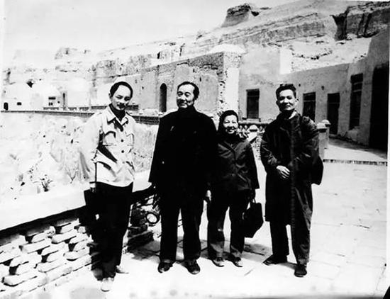 与关友惠、孙国璋等考察新疆石窟（1975年）