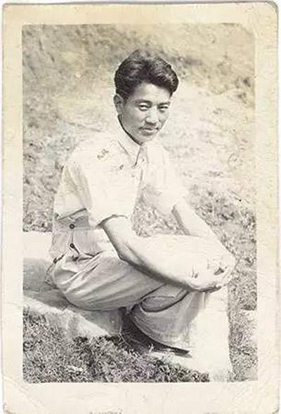 在重庆松林岗国立艺专上学期间留影（1943年）