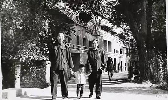 段先生和夫人龙时英携孙儿在洞窟前（1979年）
