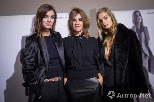 法国《VOUGE》杂志主编Carine Roitfeld（中）