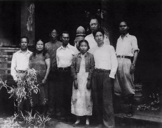 1941年“川康古迹考察团“发掘四川彭山汉代崖墓时的合影，图片：《四川彭山汉代崖墓》