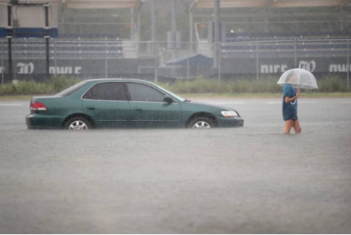 　　哈维飓风席卷过后，莱斯大学校园里被淹没的停车场，里面有一些公共艺术品。图片：Courtesy of Scott Olson / Getty Images