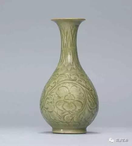北宋 耀州窑青釉刻缠枝牡丹纹瓶成交价：1，240，000港元佳士得香港 2015年4月拍卖会