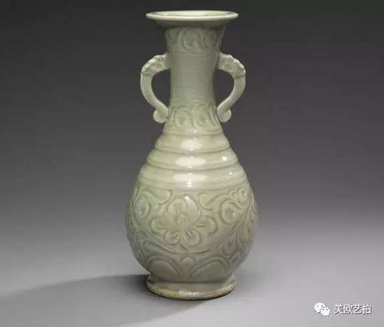 北宋 耀州窑青釉刻牡丹花双耳瓶成交价：3，040，000港元邦瀚斯 香港十月专场拍卖会