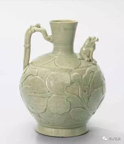 五代/北宋 耀州窑青釉刻牡丹纹狮口水注成交价：1，500，000港元佳士得香港 2016年秋季拍卖会