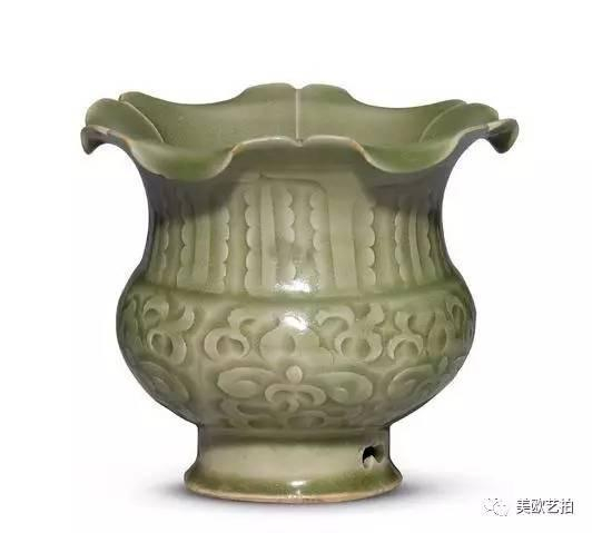 北宋 耀州窑刻牡丹纹花口尊成交价：1，960，000港元佳士得香港 2015年秋季拍卖会