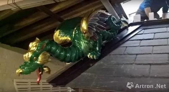 　　正在安装中的龙形脊饰，来源：Austiin-Smith：Lord 公司纪录片《The restoration of The Great Pagoda： A game-changing conservation architecture project》