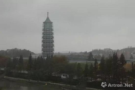 以“保护和展示大棚”为名，在大报恩寺琉璃塔遗址上建造的“大报恩塔”。