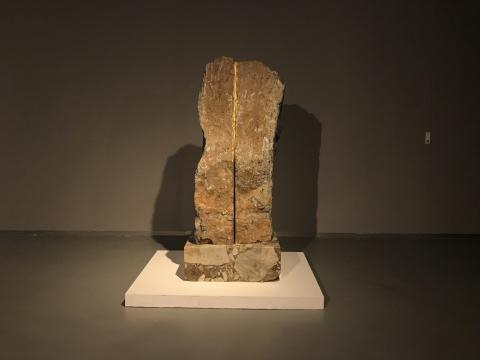 尹朝阳《嵩山崇拜-闪电》80×41×160cm 底座80×56×30cm 嵩山石 2015