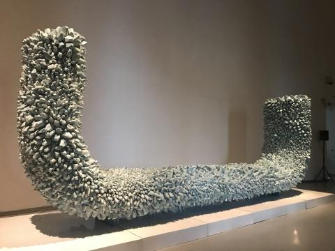 郅敏《天象四神-青龙》710×120×400cm 陶瓷、金属 2017