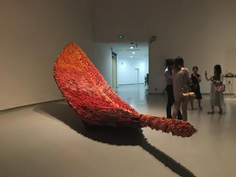 郅敏《天象四神-朱雀》620×150×220cm 陶瓷、金属 2017