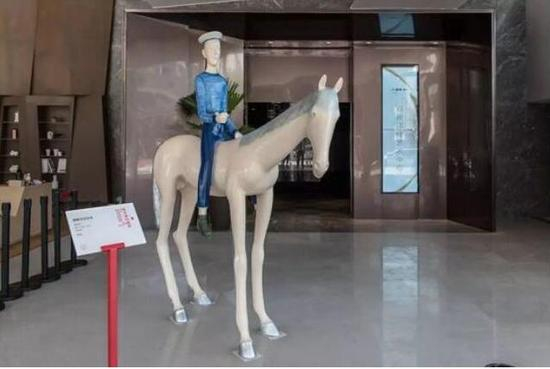 于凡 《银鬃马与水兵》242×250×76cm 铜喷漆 2008
