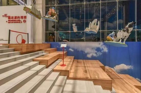 隋建国 《倾斜的桃花源》玻璃钢喷漆、墙面喷绘 尺寸可变 2008