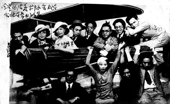1930年代，留法华人艺术家协会成员在常书鸿家中合影