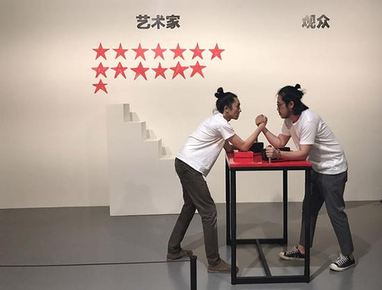 马仲怡（左）的行为作品